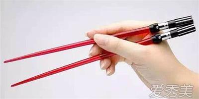 這樣拿筷子影響家庭運勢！快來看看你是否拿對筷子了！