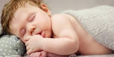 招風耳是睡出來的嗎？預防從寶寶開始
